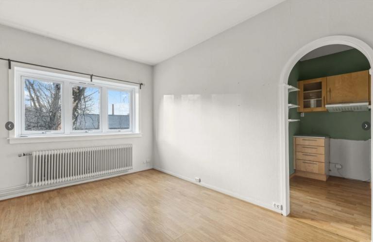 Stor og romslig stue med inngang til kjøkken